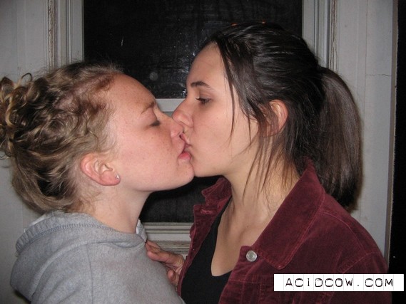 Kissing Girls (32 pics)