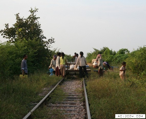 The Only Train in Cambodia (14 pics)