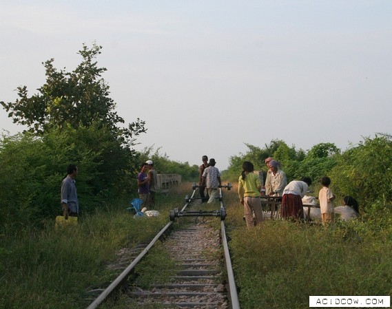 The Only Train in Cambodia (14 pics)