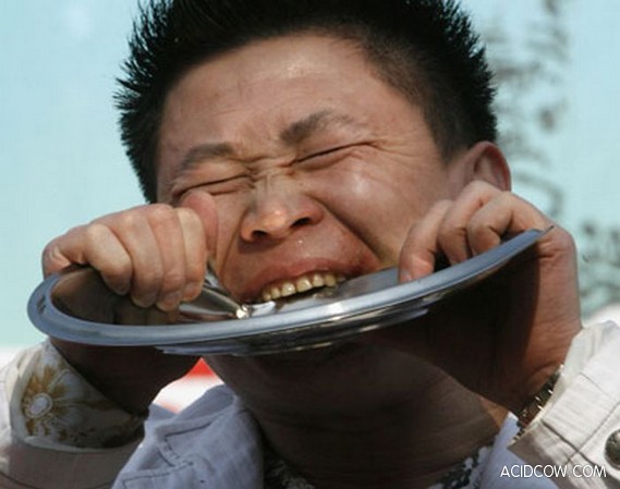 Man Fetches a Bowl With His Teeth (3 pics)