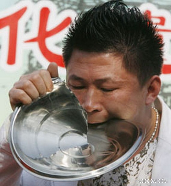 Man Fetches a Bowl With His Teeth (3 pics)