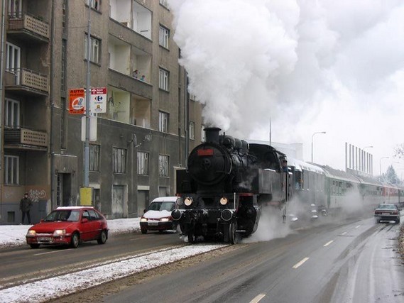 Old Trains Are Moving to the Cities (9 pics)