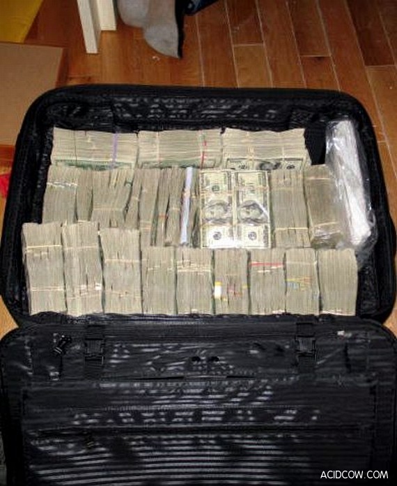 Confiscated Money of Mexican Drug Lords (10 pics)