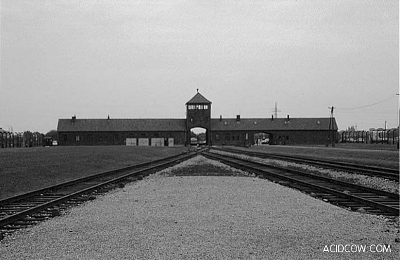 Auschwitz Concentration Camp (35 Pics)