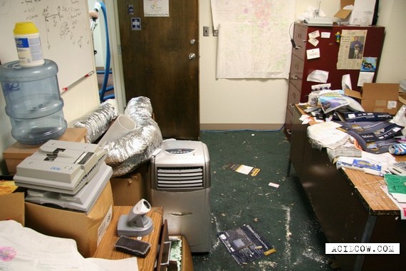 Very dirty office (15 pics)