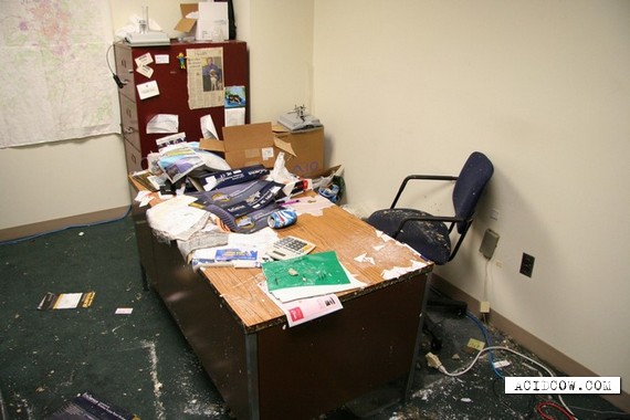 Very dirty office (15 pics)