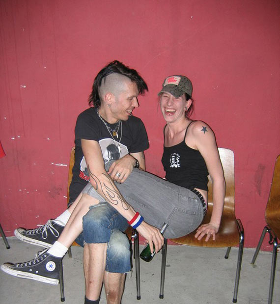 Punks not dead! (4 pics)
