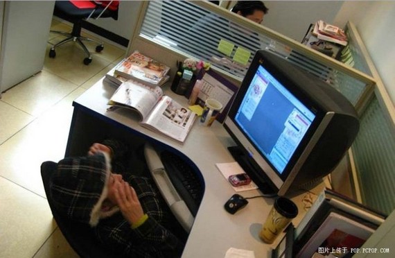How to have a nap at work (7 pics)