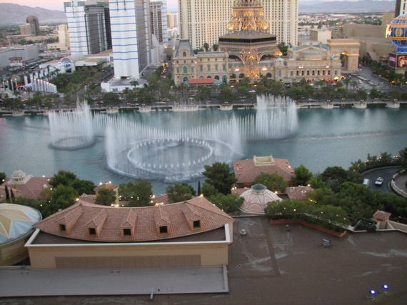 Very Beautiful Fountain at Hotel "Bellagio" (34 pics)