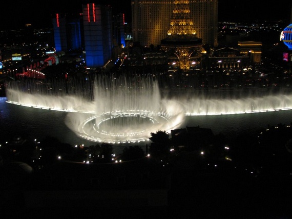 Very Beautiful Fountain at Hotel "Bellagio" (34 pics)