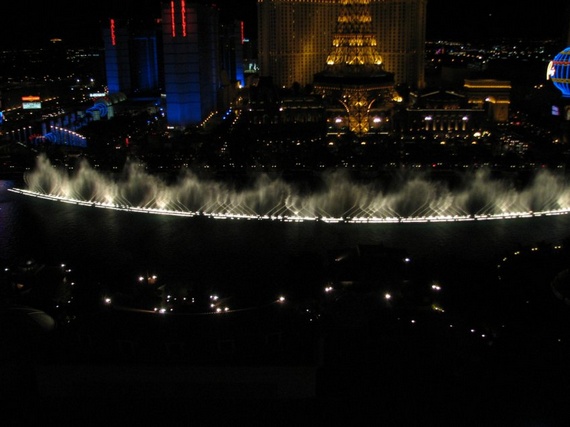 Very Beautiful Fountain at Hotel "Bellagio" (34 pics)