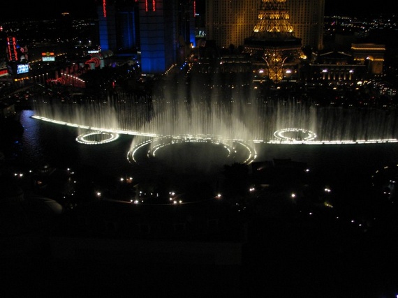 Very Beautiful Fountain at Hotel "Bellagio" (34 pics)