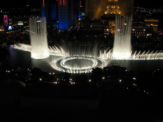 Very Beautiful Fountain at Hotel "Bellagio" (34 pics)