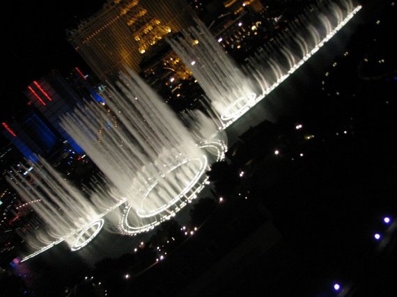 Very Beautiful Fountain at Hotel "Bellagio" (34 pics)