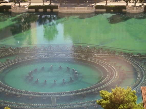 Very Beautiful Fountain at Hotel "Bellagio" (34 pics)