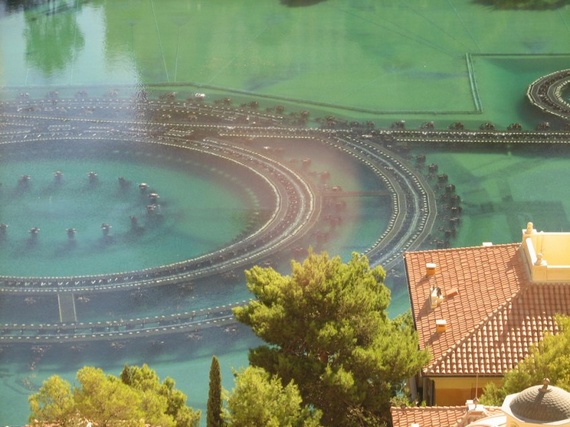 Very Beautiful Fountain at Hotel "Bellagio" (34 pics)