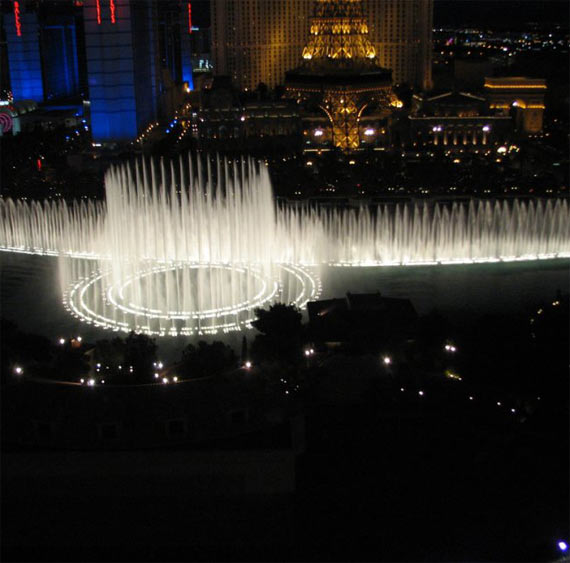 Very Beautiful Fountain at Hotel "Bellagio" (34 pics)