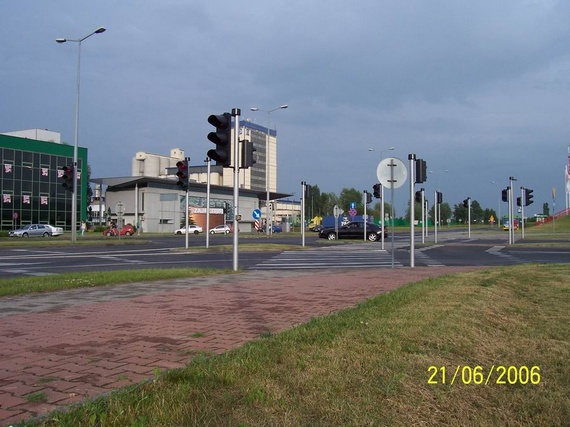 One crossroads - 16 traffic lights (3 pics)