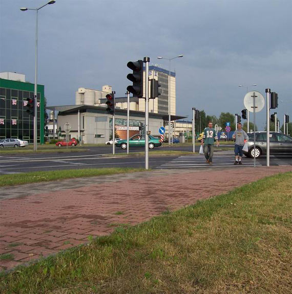 One crossroads - 16 traffic lights (3 pics)