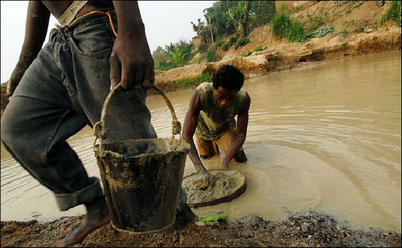 Extraction of diamonds in Africa (12 pics)