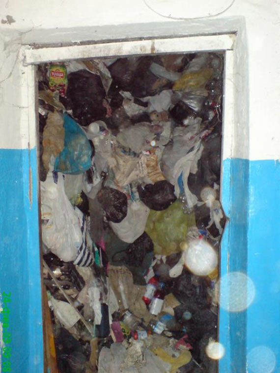 One of the Dirtiest Apartments (5 pics)