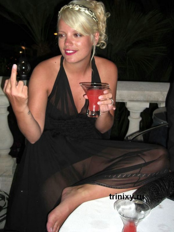 Girls Show Finger (47 pics)