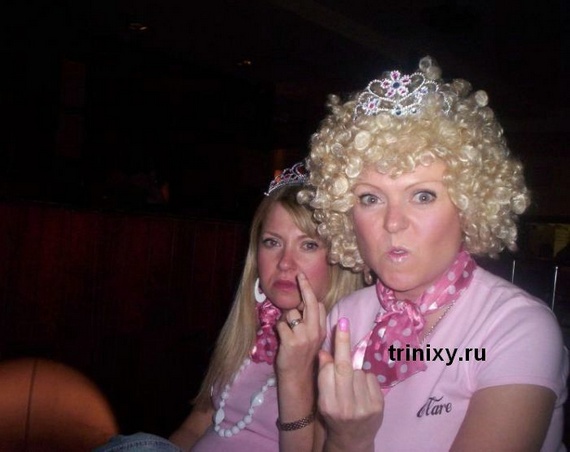 Girls Show Finger (47 pics)