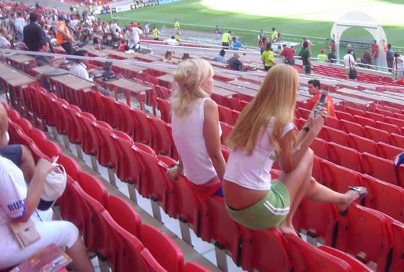 Female Football Fans (141 pics)
