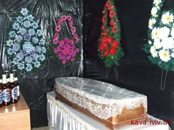 The Coffin Bar (10 pics)