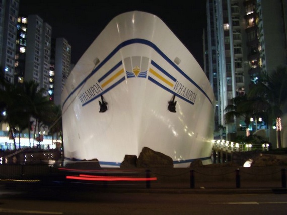 Shopping Mall in Shape of Boat (15 pics)