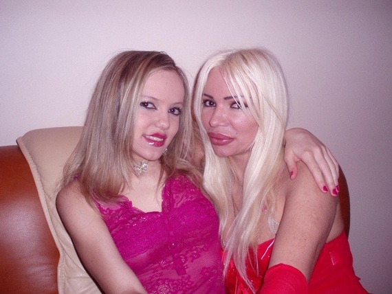 Two Silicone Lips Sisters (13 pics)