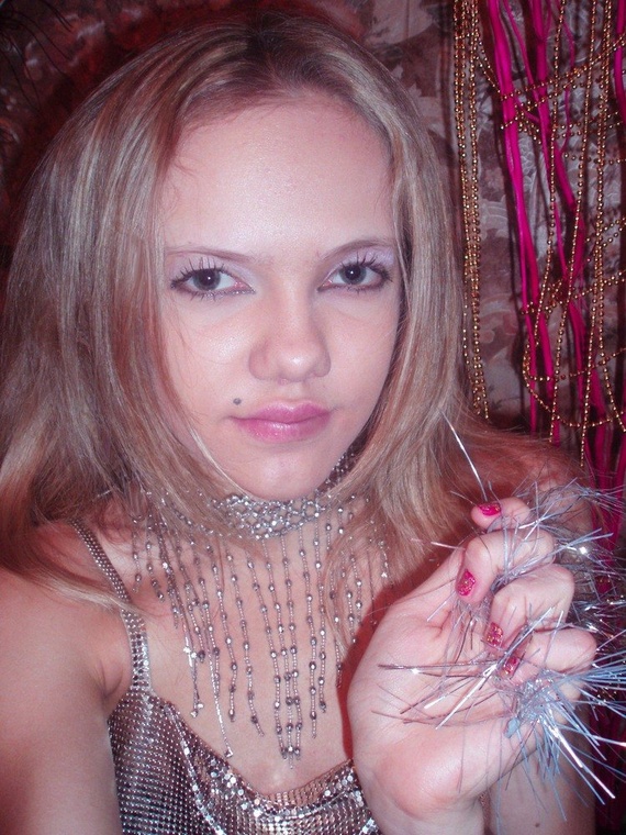 Two Silicone Lips Sisters (13 pics)