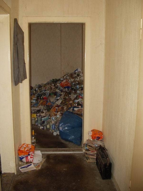 Probably the Dirtiest Apartment in the World (13 pics)