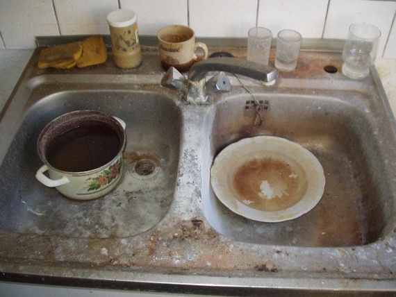 Probably the Dirtiest Apartment in the World (13 pics)