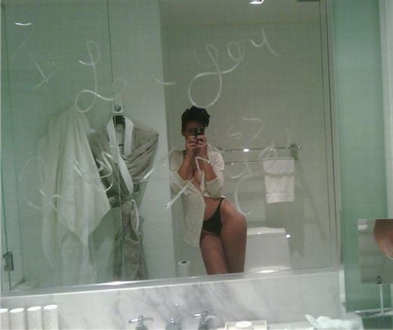 Rihanna Naked! (8 pics)