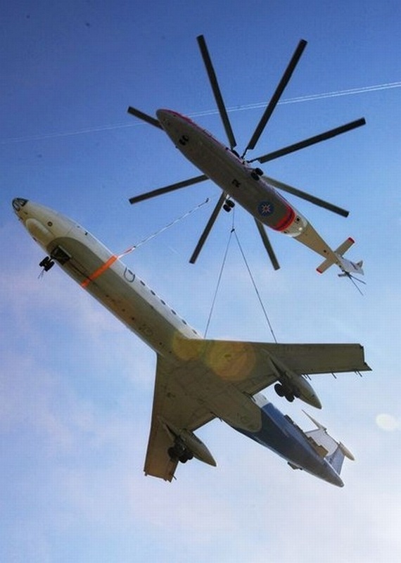 Mi-26 carries Tu-134! (6 pics + video)