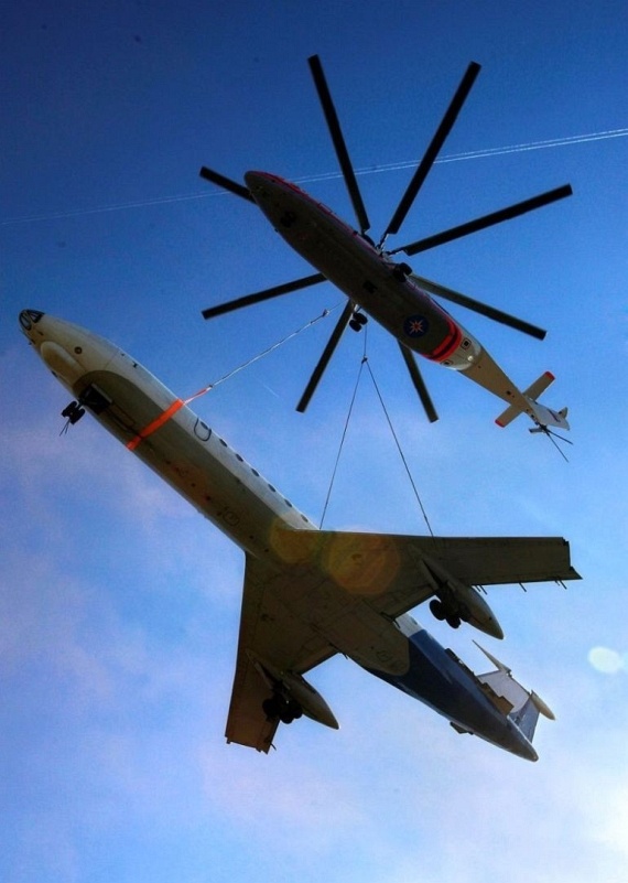 Mi-26 carries Tu-134! (6 pics + video)