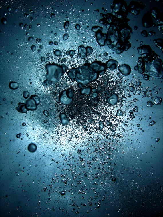 Experiments whit underwater bubbles of air