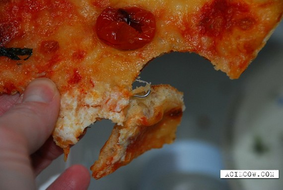 The things we find in our pizza (4 pics)