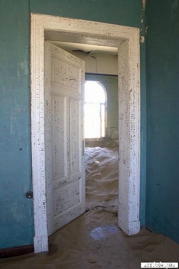 Kolmanskop - Ghost Town in the Desert (18 pics)