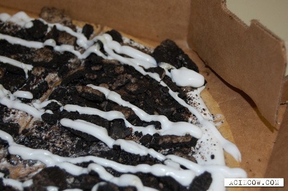 Chocolate pizza with cream (5 pics)