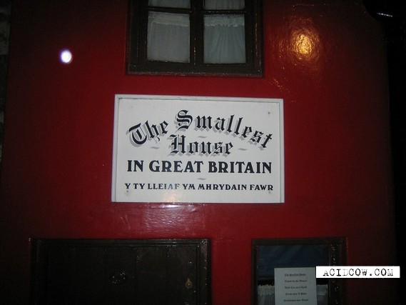 The Smallest House in Great Britain (8 pics)