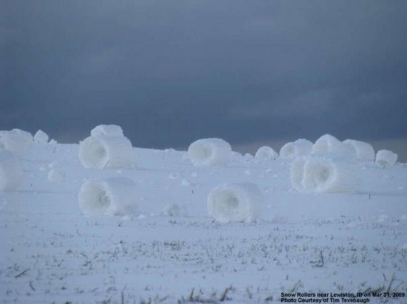 Mother Nature creates snow rolls (6 pics)