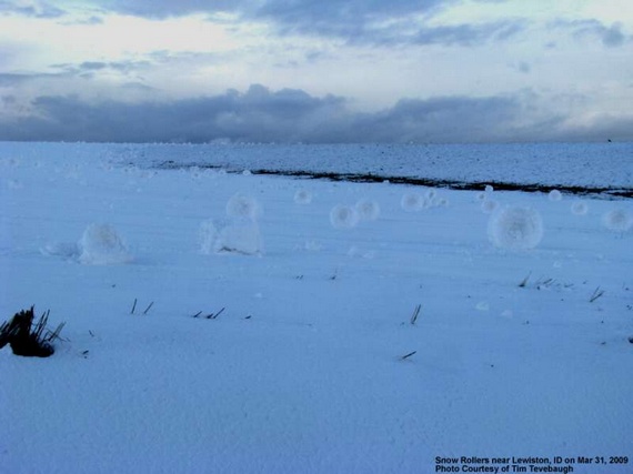 Mother Nature creates snow rolls (6 pics)