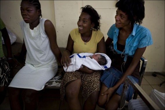 Childbirth danger rampant in Haiti (15 pics)