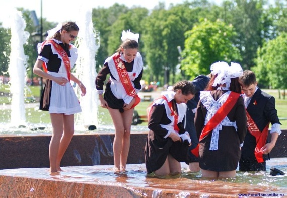 Girls In Fountain (59 pics)