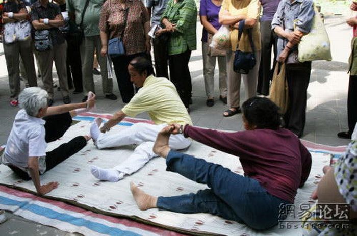 Yoga Grandma (10 pics)