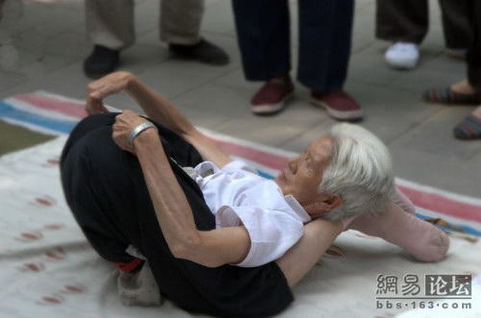 Yoga Grandma (10 pics)