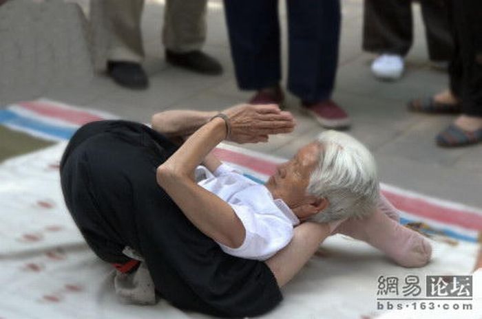 Yoga Grandma (10 pics)