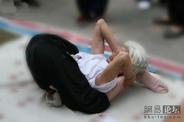 Yoga Grandma (10 pics)